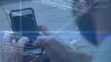 Sokaklarda akıllı telefon kullanan bir adamın dikiz aynasından borsa veri işleme animasyonu. Küresel ekonomi ve iş veri teknolojisi kavramı