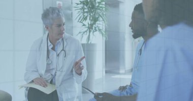 Beyaz önlüklü doktor hastane koridorunda bakımı tartışıyor, kopyalama alanı. Tıbbi, sağlık, takım çalışması, danışma, profesyonel, modern, klinik