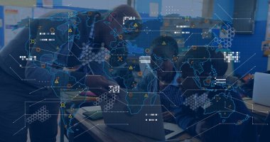 Ortaokul sınıfında dizüstü bilgisayarlar ve dünya haritası eşleşmeleriyle üniformalı öğrencilere yol gösteren eğik bir öğretmen. Eğitim, akıl hocalığı, teknoloji, yenilik, işbirliği, gençlik, öğrenim