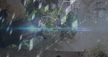 Açık alanda çalışan eldiven giyen bir adama mercek fişeği ve hologramları olan bir kontrol paneli. Teknoloji, yenilik, otomasyon, mühendislik, açık hava, doğal, fütüristik