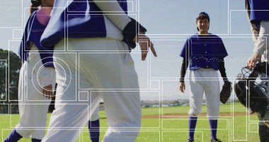 Mavi forma giyen takım arkadaşlarıyla eldiven tutan gülümseyen orta saha oyuncusu. Atletizm, takım çalışması, gençlik, açık hava, sportmenlik, rekabetçi, aktif