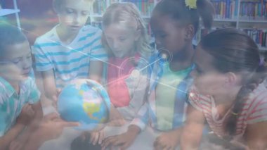 Küresel eğitim tartışmalarına rehberlik eden, ağ örtüsü gösteren, eğitmenlere eğilimli çocuklar. Eğitim, işbirliği, teknoloji, yenilik, merak, öğrenme, sınıf
