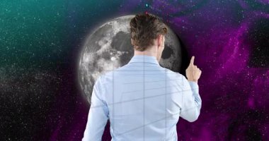 Kafkas adam ve ay üzerinde veri işleme animasyonu. Küresel iş ve dijital arayüz kavramı dijital olarak oluşturulmuş video.