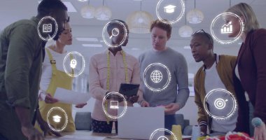 Dizayn ekibi dizüstü bilgisayar ve kumaş örnekleriyle açık ofis masasına yaslanıyor. İşbirliği, takım çalışması, yenilik, yaratıcı süreç, modern çalışma alanı, teknik inceleme, ürün geliştirme