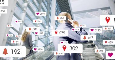 Yürüyen merdiven işadamı ofis avlusunda akıllı telefonu kontrol ediyor. Modern, kurumsal, teknolojik, gösterişli, profesyonel, fütürist, işbirlikçi