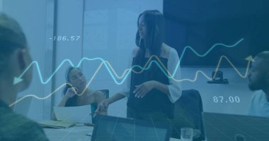 İş elbiseli yetişkin bir kadın konferans odasında dizüstü bilgisayarı ve veri örtüsüyle önde gelen tartışmalar yapıyor. Liderlik, işbirliği, şirket, strateji, yenilik, profesyonellik, takım çalışması