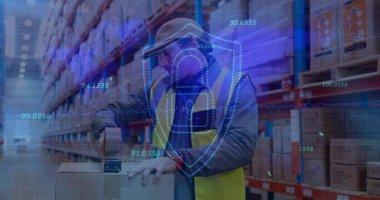 Depo çalışanı ambardaki karton kutuya bant yapıştırıyor. Lojistik, dağıtım, envanter, tedarik zinciri, sanayi, verimlilik, güvenlik