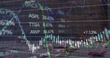 Sonbahar yapraklarında, şamdan çubukları renkli çizgiler ve konfeksiyon sembolleriyle finansal tablo gösteriliyor. Finans, veri, analitik, teknoloji, yatırım, pazar, büyüme