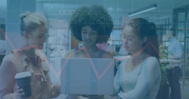 Modern ofisteki dizüstü bilgisayarları inceleyen üç iş arkadaşı verileri inceliyor. İş, takım çalışması, iletişim, teknoloji, analitik, üretkenlik, çalışma alanı