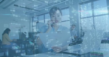 Belgeleri elinde tutan ve akıllı telefondan şehir silueti olan açık bir ofiste konuşan bir kadın. İşbirliği, takım çalışması, iş, profesyonel, modern, kurumsal, iletişim