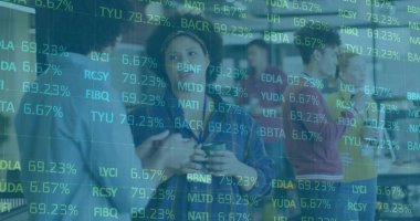 Stok eğilimlerini tartışıyorlar, ofis arkadaşları kahve molası alanında dijital veri örtüsü ile yudumluyorlar. Ortak çalışma, üretkenlik, modern, dijital, teknoloji, takım çalışması, iletişim