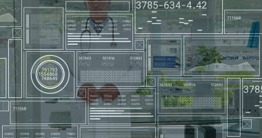 Laboratuvar önlüklü doktor, klinikteki holografik çizelgeleri dizüstü bilgisayar ve stetoskopla inceliyor. Tıbbi, teknoloji, yenilik, sağlık, tanı, dijital, profesyonel