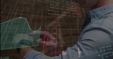 Stüdyodaki gitar başlığını ayarlayan müzisyenlerin piyasa verileri üst üste geliyor, kopyalama alanı. Müzisyen, enstrüman, dijital, analitik, yaratıcılık, zanaat, yenilik