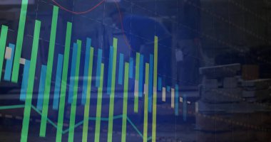 Ofis masasının üzerindeki mali tabloda, elektronik aletler parmaklıkları, trendleri, kabloları, tahtaları gösteriyor. Veri analizi, finans sektörü, dijital teknoloji, veri görselleştirme, kurumsal çevre, gelecekçi, profesyonel
