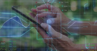 Holografik grafikler, veriler, oklar ve devre motifleri bahçe zemininde tutulan akıllı telefonlarda gösteriliyor. Teknoloji, yenilik, fütürizm, dijital, bağlantı, veri görselleştirme, çağdaş
