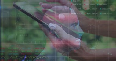 Kadının elinde akıllı telefonu tutarak bahçedeki AR kafa modelini UI kaplamalı gösteriyor. Fütürist, sürükleyici, teknoloji, veri görselleştirme, açık hava, dijital, yenilik