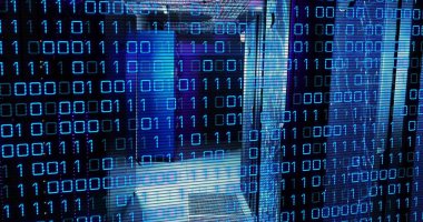 Veri merkezi sunucu raflarında ağ anahtarları, kablo tepsileri ve vantilatörlerle ikilik yayın. Teknoloji, siber güvenlik, sanayi, fütüristik, altyapı, dijital, ağ