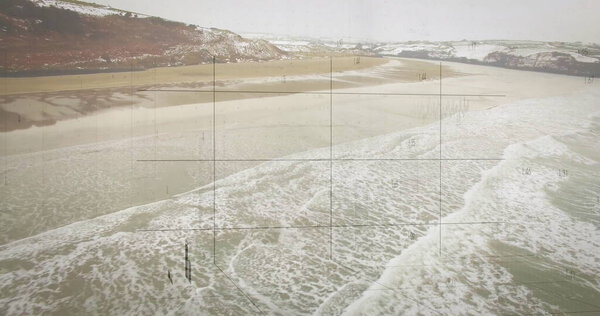 Катящиеся волны с белой пеной, открывающие мокрый песок на пляже, заснеженные холмы, накладывающиеся сетки. Морской пейзаж, побережье, побережье, море, горизонт, природа, исследование