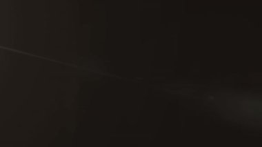 Karanlık arka planda parlayan ışıkların animasyonları. Işıklar, enerji, hareket ve arkaplan kavramı dijital olarak oluşturulmuş video.