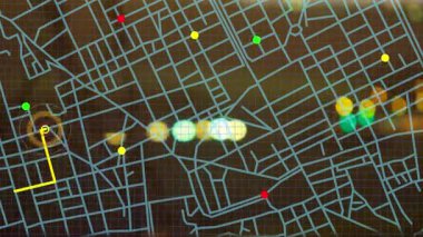 Gece trafiğine karşı GPS navigasyon veri işleme animasyonu. Navigasyon ve haritalama teknolojisi kavramı
