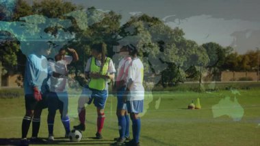 Kadın futbolcu, spor analizi için dünya haritası şebekesini etkinleştiriyor. Sporcular, takım çalışması, dijital, yenilik, işbirliği, fitness, açık hava