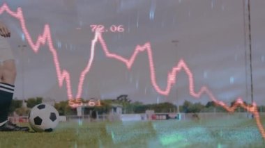 Kırmızı grafiğe tırmanan spor istatistikleri, topa vuran ve sahada koşan futbolculara rehberlik ediyor. Atletik, sportif, dinamik, açık hava, rekabet, fitness, hareket