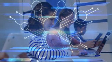 Okulda tablet kullanan mutlu beyaz kızlar üzerindeki bağlantıların animasyonu. Ağ, bağlantılar, okul, eğitim ve öğrenme teknolojisi konsepti dijital olarak oluşturulmuş video.
