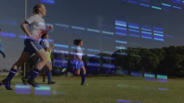 Antrenör sinyalinde, futbol takımı titreşen veri örtülerinde tam gaz koşuya geçiyor. Atletizm, takım çalışması, hareket, açık hava, spor, dinamik, rekabet