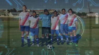 Tiz bayan takım arkadaşlarının teknoloji holografik ızgaralarını yansıtan kollarını topun etrafına doladıktan sonra. Spor, takım çalışması, yenilik, dijital, fitness, teknoloji, atletizm