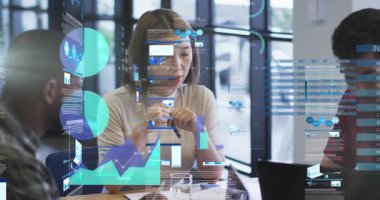 İstatistiksel veri işleme, ofiste tartışan bir grup ofis arkadaşı aleyhinde. iş teknolojisi kavramı