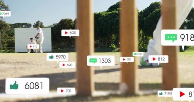 Kriket oyuncusunun ayağı yere basıyor ve topa vuruyor. Toplar, kütüklerin etrafındaki sosyal ikonların izleme ölçüsünü gösteriyor. Spor, rekabet, amatör, açık hava, aksiyon, takım, canlı