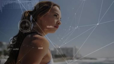 Sahildeki tahta kaldırımda kamera çerçeveli atlet ve sağlık kontrolü için animasyona başlıyor. Teknoloji, bağlantı, dijital, yenilik, sağlık, sağlık, fitness