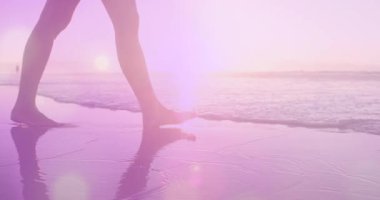 Plajdaki beyaz kadın üzerinde ışık lekeleri. Tatiller ve dijital arayüz kavramı dijital olarak oluşturulmuş video.