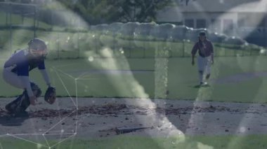 Beyzbol topu eldivenden sekerek yakalayıcının top yakalamasına ve koşuyu engellemeye hazırlanmasına neden oldu. Atletik, rekabet, sportmenlik, aksiyon, dinamik, açık hava, performans