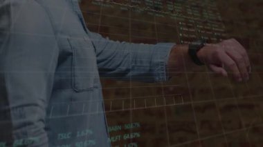 Analizci nöbetteki AR grafiklerini aktifleştiriyor sonra futbol istatistiklerini gösteriyor, akıllı telefonu bardak ve şişelerle yakalıyor. Teknoloji, analitik, yenilik, veri görselleştirme, spor, performans, kentsel