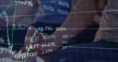 Borsa değerleri yükselirken ve yükselen piyasa eğilimlerini izlerken, mudra 'yı elinde tutan üçlü. Meditasyon, farkındalık, finans, büyüme, sağlık, sakinlik, uyum