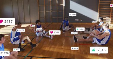 Basketbolcular telefonları dinleyip yüzen sosyal ikonlar oluşturuyorlar. Sporcular, takım çalışması, fitness, dijital, sosyal, genç, spor kıyafetleri