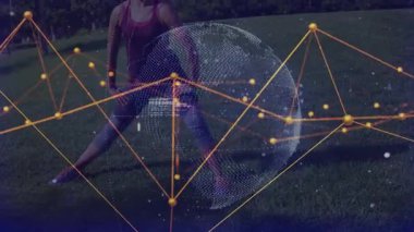 Bir kadın park çimenliğinde yan hamleye yerleşiyor. Gövde aktive eden nabız düzenleme kodu ızgarası. Fitness, technology, digital, movement, outdoor, innovation, wellness