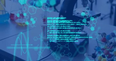 Laboratuvardaki laboratuvar ekipmanları üzerinden veri işleme animasyonu. küresel bilim ve dijital arayüz kavramı dijital olarak oluşturulmuş video.