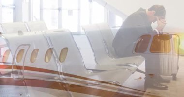 Bilgisayarı kullanan kişinin orta bölümüne karşı istatistiksel veri işleme ile dijital arayüz. Küresel iş dijital arayüzü teknolojisi ve dijital olarak oluşturulan ağ konsepti.