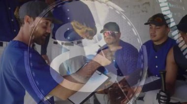 Koç panoya yazı yazıyor ve beyzbol oyuncularını işaret ediyor, canlandırmalı simge işaretleme pozisyonlarıyla. Spor, takım, strateji, koçluk, atletizm, antrenman, takım çalışması