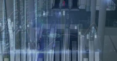Yürüyen merdiven üzerinde finansal veri işleme animasyonu. küresel iş, finans, veri işleme ve dijital arayüz kavramı dijital olarak oluşturulmuş video.