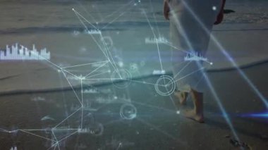 Kadın kıyı şeridine adım atıyor ve holografik teknoloji ağının bacaklarının etrafında genişlemesine neden oluyor. Deniz manzarası, zarafet, fütürizm, dijital bağlantı, dinginlik, tasarım