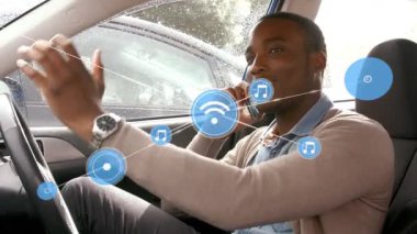 Arabada akıllı telefon kullanan mutlu Afro-Amerikan bir adam üzerinden bağlantı ağının animasyonu. ağ, bağlantılar, iletişim, ulaşım ve seyahat konsepti dijital olarak oluşturulmuş video.