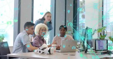 Bilgisayar ekranını inceleyen ve teknik işbirliği için canlandırılmış ağ simgelerini etkinleştiren meslektaşlar. İşbirliği, yenilik, dijital, arayüz, takım çalışması, fütüristik, profesyonel