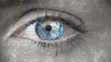 Kafkas kadınının gözü üzerinde entegre devre animasyonu. İnsan biyolojisi ve teknoloji konsepti dijital olarak üretilen video.
