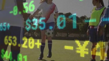 Genç futbolcu pas alıyor ve kontrollü finans işçileri ile hokkabazlık yapıyor. Atletik, takım çalışması, spor, eğitim, çeviklik, açık hava, kararlılık