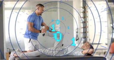 Eğitmen, el ve dizleri yan yana diz çöküp, kasların kasılması için dijitalin altına bacak kaldırıyor. Rehabilitasyon, fizyoterapi, biyomekanik, sağlık, dijital, takım çalışması, fitness