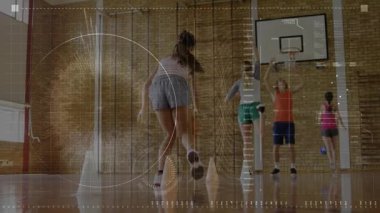Basketbol oynayan genç bir kız, spor antrenmanında hareketlerini takip eden veri çubuklarıyla potaya doğru ilerliyor. Atletizm, takım çalışması, gençlik, fitness, rekabet, spor giyim, dijital