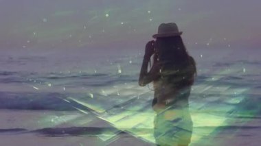 Sahilin alacakaranlığında kamerayı kaldıran tek bir fotoğrafçı günbatımını çekerken pikselleri bozuyor. Deniz manzarası, dijital sanat, minimalist, dinginlik, yaratıcılık, günbatımı, soyutlama